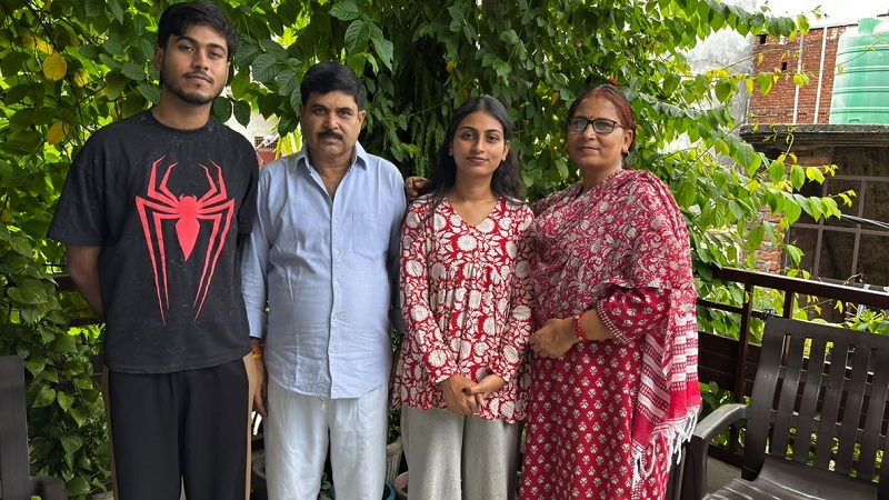 माता-पिता और भाई के साथ साक्षी पांडे।