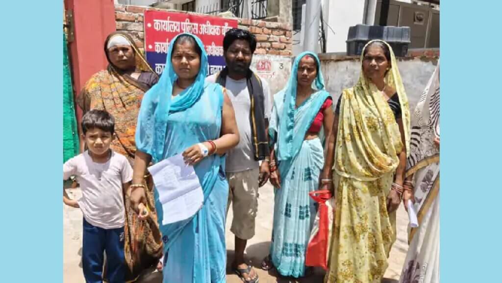 एसपी आफिस के बाहर खड़ी पीड़ित महिला व अन्य।