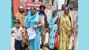 एसपी आफिस के बाहर खड़ी पीड़ित महिला व अन्य।
