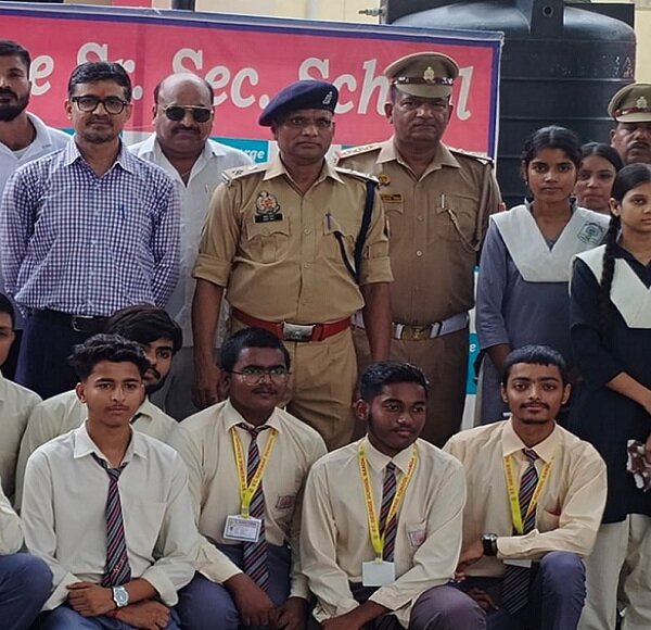 बांदा पुलिस ने स्कूली बच्चों को दिए सुरक्षित यातायात के टिप्स