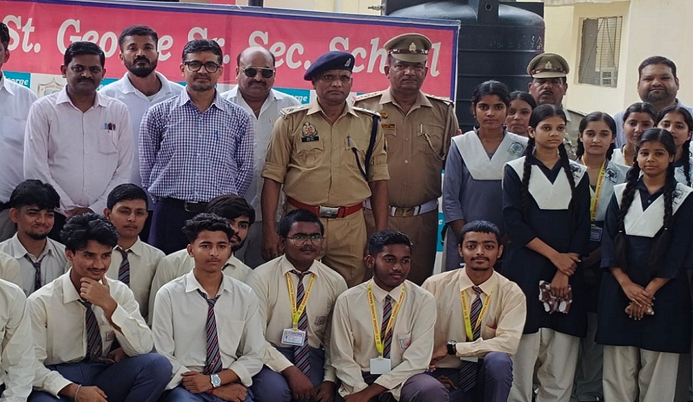 स्कूली बच्चे व पुलिस अधिकारी।