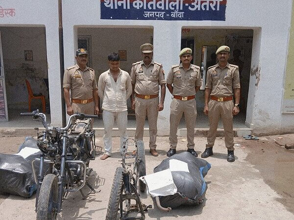 बांदा में बोरों में चोरी की बाइकें भरकर ले जाता अभियुक्त गिरफ्तार