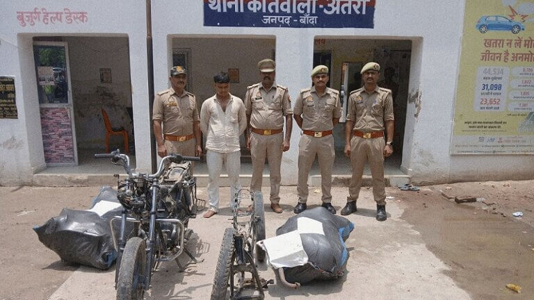 पुलिस हिरासत में बाइक चोर।