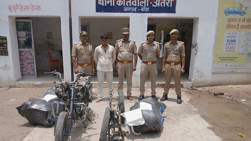 पुलिस हिरासत में बाइक चोर।