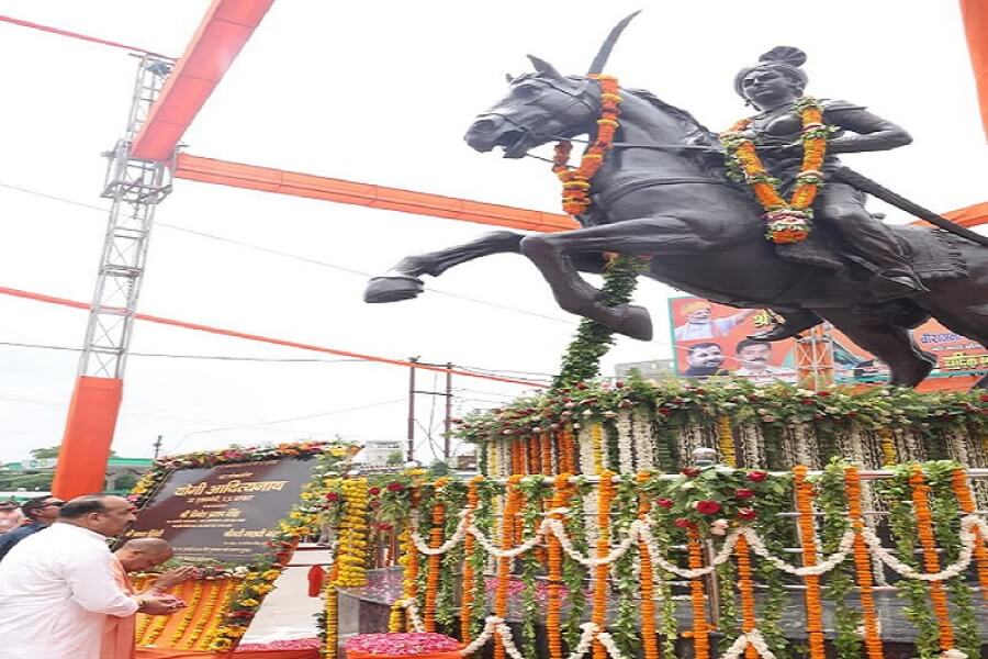 सीएम योगी और अवंती बाई की प्रतिमा। 