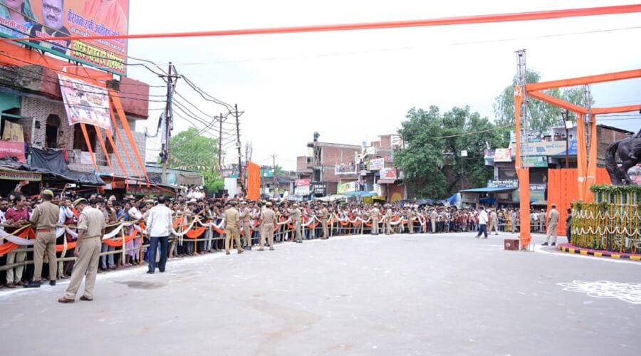 सीएम योगी के लिए कालूकुआं चौराहे पर भीड़। 