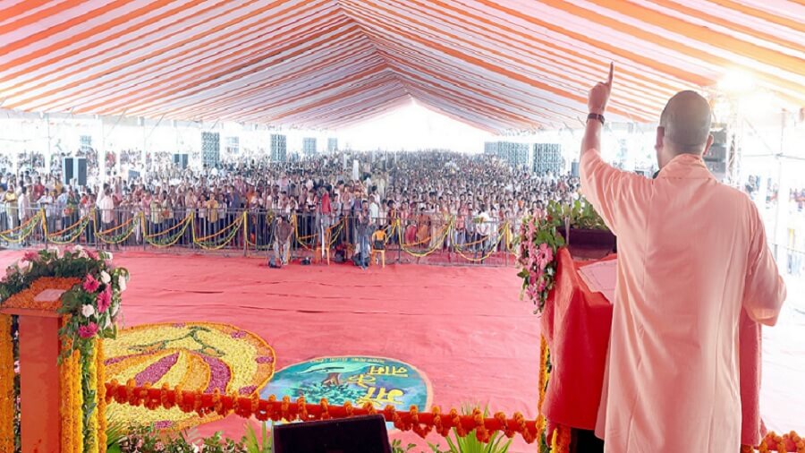 सीएम योगी और जनसभा में मौजूद भीड़। 