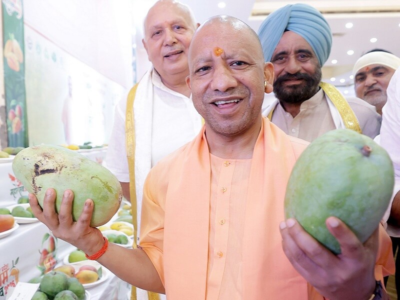 आधा किलो के आम लेकर मुस्कुराते सीएम योगी।