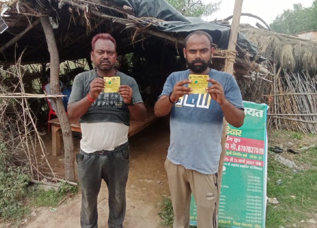 अवैध वसूली की पर्ची दिखाते वाहन चालक।