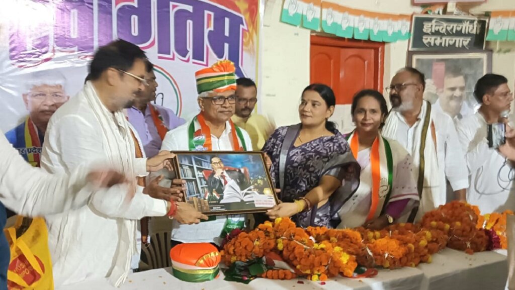 प्रदेश प्रभारी को स्मृति चिह्न भेंट करते कांग्रेस जिलाध्यक्ष।