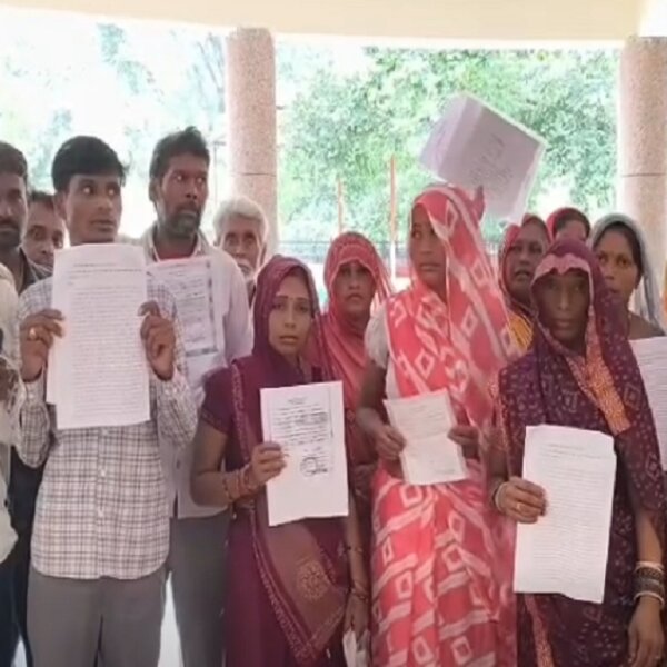 बांदा में दलितों की जमीन पर भू-माफियाओं ने किया कब्जा-डीएम कार्यालय में..