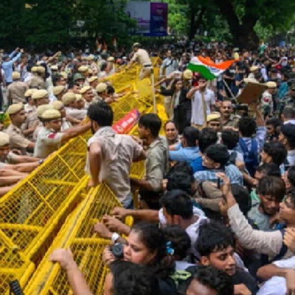 दिल्ली: दूसरे दिन भी सीजेपी का प्रदर्शन जारी, लाठीचार्ज के बाद भी नहीं हटे युवा