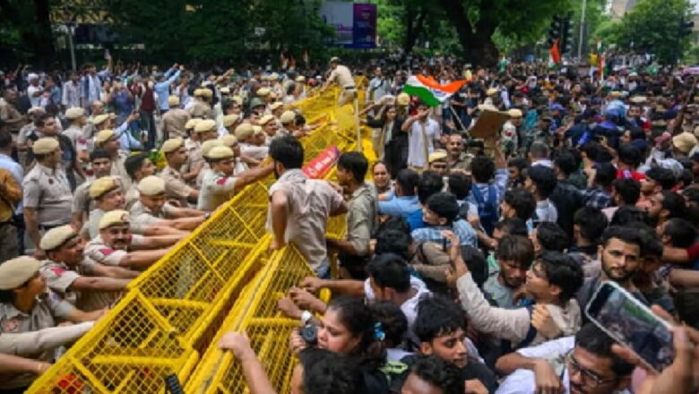दिल्ली: दूसरे दिन भी सीजेपी का प्रदर्शन जारी, लाठीचार्ज के बाद भी नहीं हटे युवा