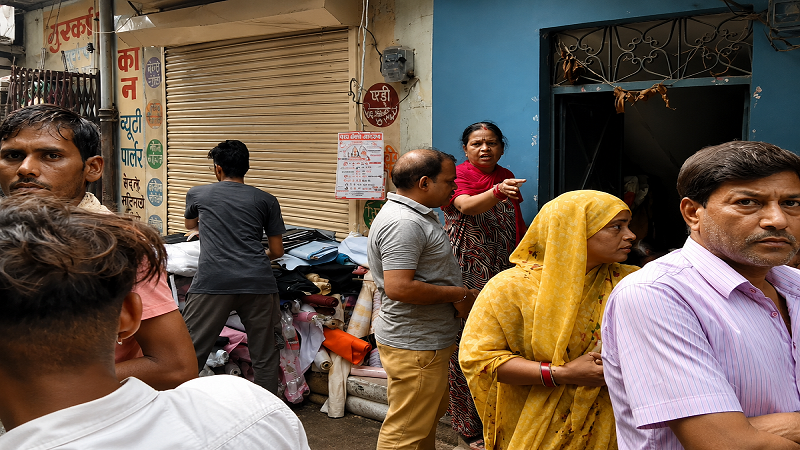 अग्निकांड के समय लगी भीड़।
