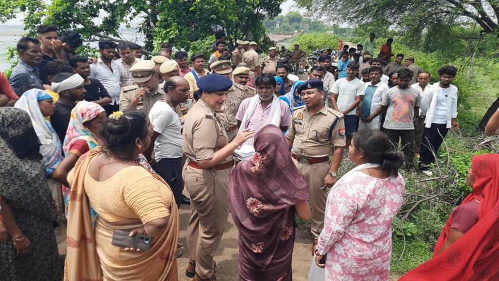 लोगों की भीड़ और पुलिस अधिकारी।