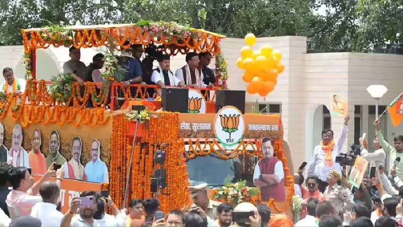 रोड शो में नितिन नबीन।