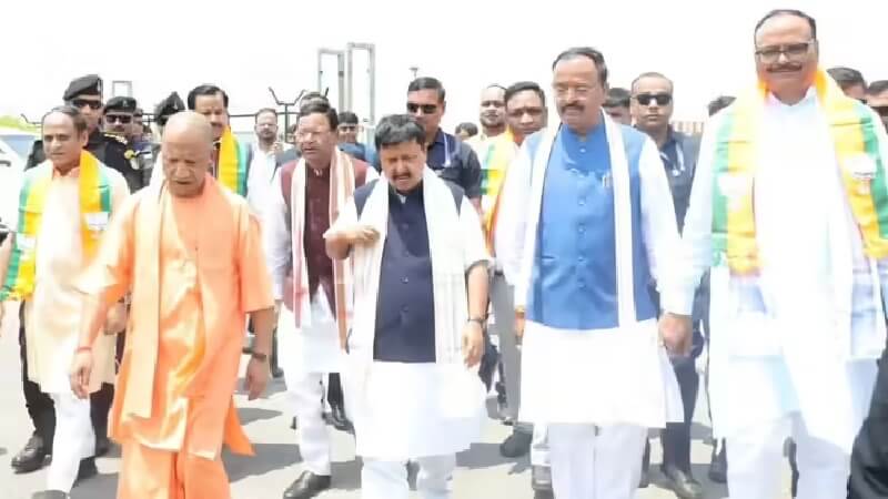 नितिन नबीन के साथ सीएम योगी व दोनों डिप्टी सीएम।