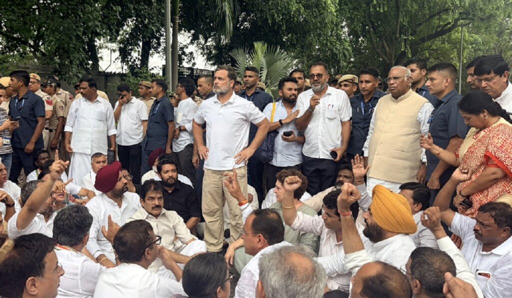 पीएम आवास के बाहर धरने पर राहुल गांधी।