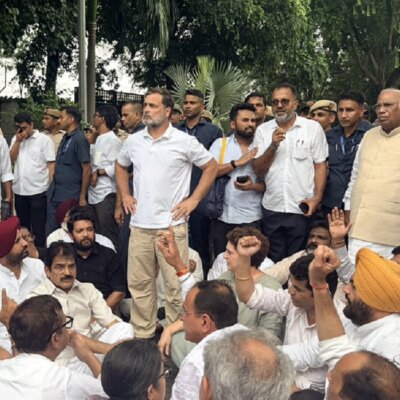 पीएम मोदी के आवास के बाहर राहुल गांधी का धरना, मिलने पहुंचे केंद्रीय मंत्री 