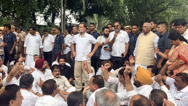 पीएम मोदी के आवास के बाहर राहुल गांधी का धरना, मिलने पहुंचे केंद्रीय मंत्री 