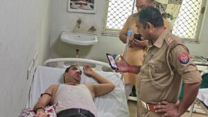 घायल सपा नेता शेखर शर्मा से अस्पताल में घटना की जानकारी लेती पुलिस।