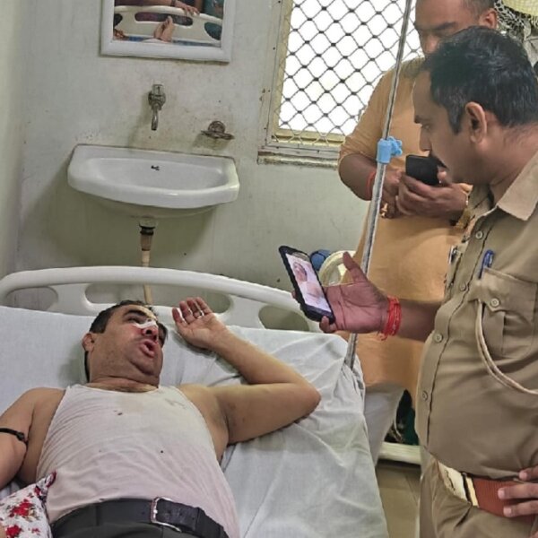 बांदा में सपा नेता शेखर शर्मा की बेरहमी से पिटाई, अस्पताल में भर्ती