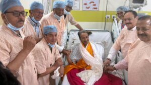 मेदांता में सोनम वांगचुक और मंत्री नड्डा।