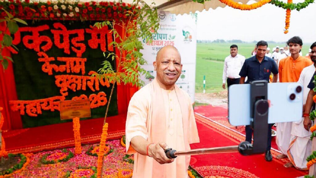 पौधरोपण के बाद सेल्फी लेते सीएम योगी।