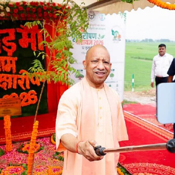 CM Yogi ने वृक्षारोपण महायज्ञ का किया शुभारंभ-सेल्फी ने खींचा सबका ध्यान