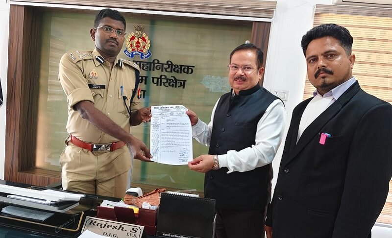 बांदा डीआईजी राजेश एस को ज्ञापन देते अधिवक्ता।