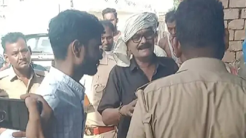 बिजली कर्मी और पुलिस कर्मी।