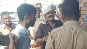 बिजली कर्मी और पुलिस कर्मी।