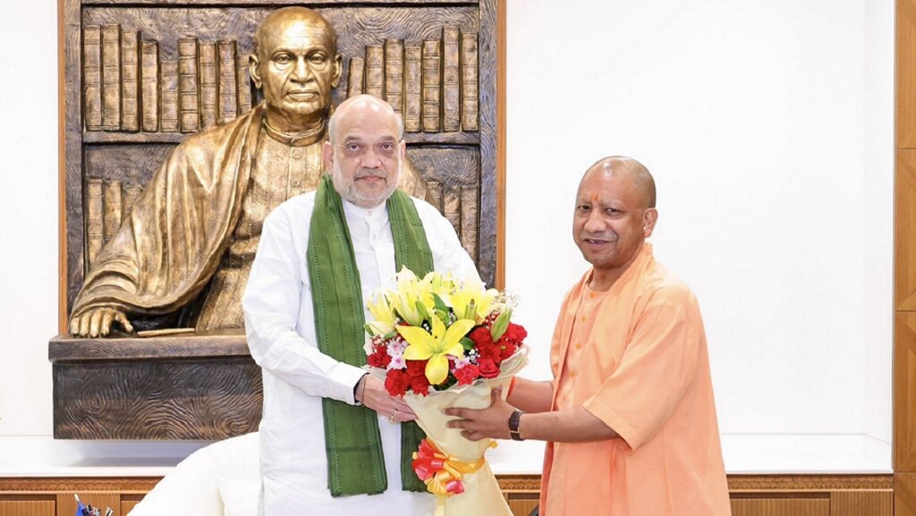 योगी आदित्यनाथ और अमित शाह।