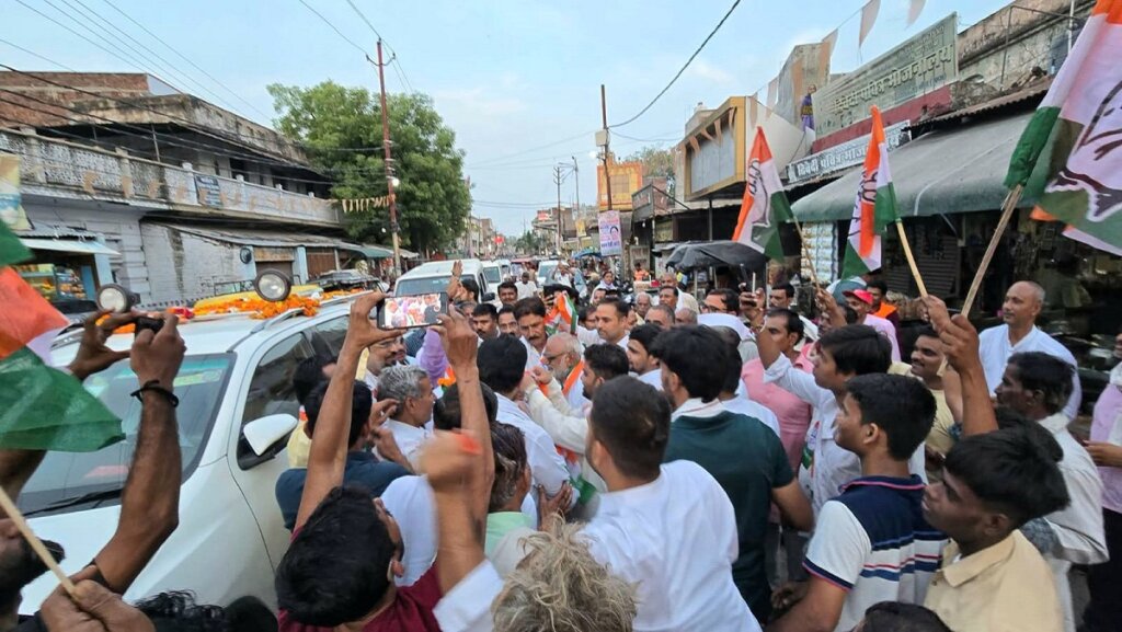 प्रदेश प्रभारी का स्वागत करते कांग्रेसी।