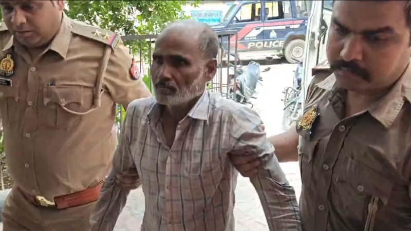 पुलिस हिरासत में आरोपी।