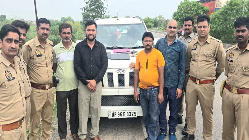 पुलिस हिरासत में फर्जी अधिकारी 