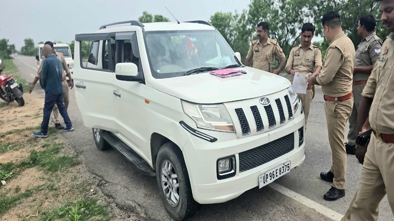 फर्जी अधिकारियों को पकड़ी पुलिस