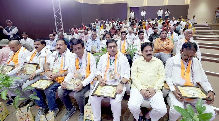 लखनऊ आम महोत्सव कार्यक्रम में मौजूद किसान।