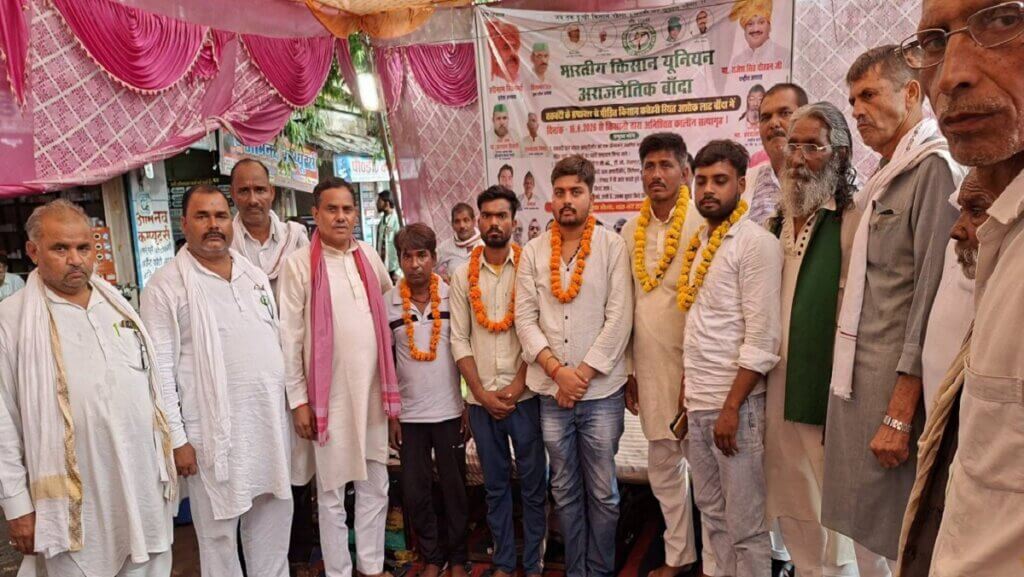 पूर्व सपा सांसद विशंभर निषाद और अनशनकारी