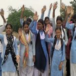 महोबा: जर्जर सड़क पर जानलेवा खतरा-छात्राओं का फूटा गुस्सा-PWD बोला..