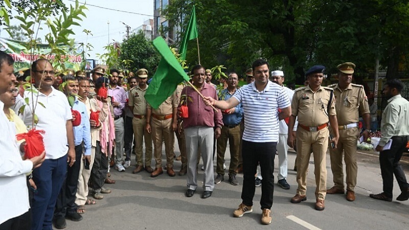 बांदा डीएम अमित आसेरी और अन्य अधिकारी।