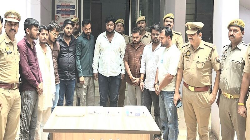 पुलिस हिरासत में 9 साइबर ठग।