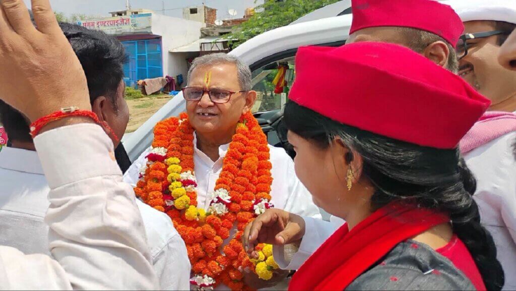 बांदा पहुंचे सपा सांसद सनातन पांडे।