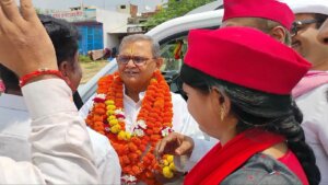 बांदा पहुंचे सपा सांसद सनातन पांडे।