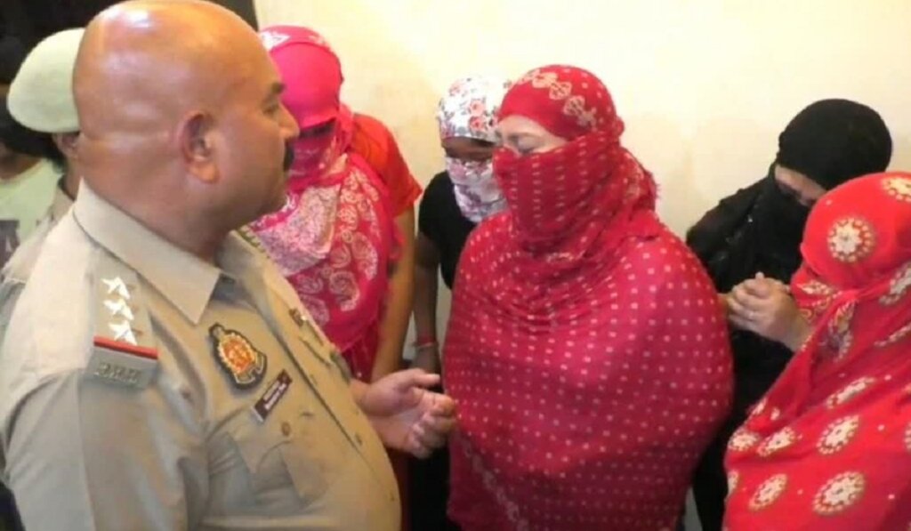पुलिस और पकड़ी गई काॅल गर्ल।