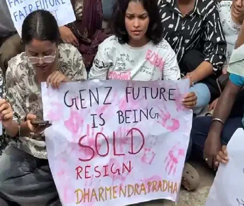 प्रदर्शन करतीं छात्राएं