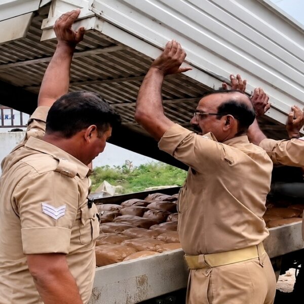 UP: पुष्पा स्टाइल में तस्करी-हाइड्रोलिक चेंबर में छिपा मिला गांजा, 2 गिरफ्तार 