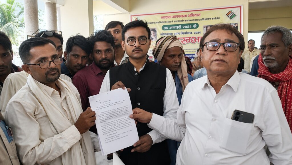सिटी मजिस्ट्रेट को ज्ञापन सौंपते ग्रामीण।