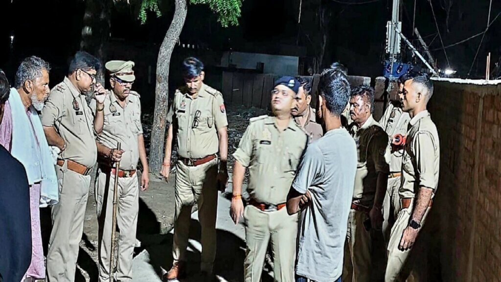 मौके पर जांच करती पुलिस। 