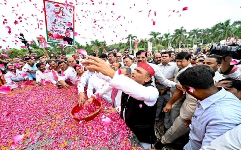 जनेश्वर मिश्र की प्रतिमा पर फूल चढ़ाते अखिलेश यादव व अन्य।